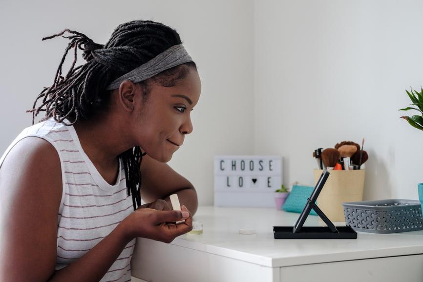 Does CBD Make Your Eyes Red? - Secret Nature